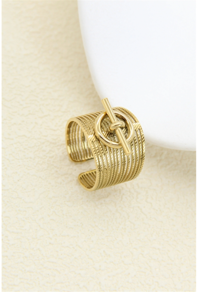 Bague ajourée design – Motif Fermoir T élégant
