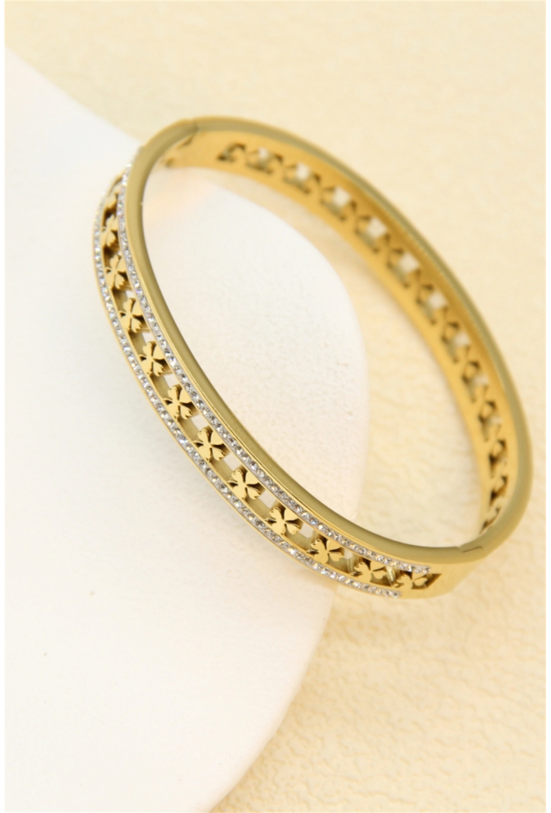Bracelet jonc doré ajouré – Motif trèfle & strass
