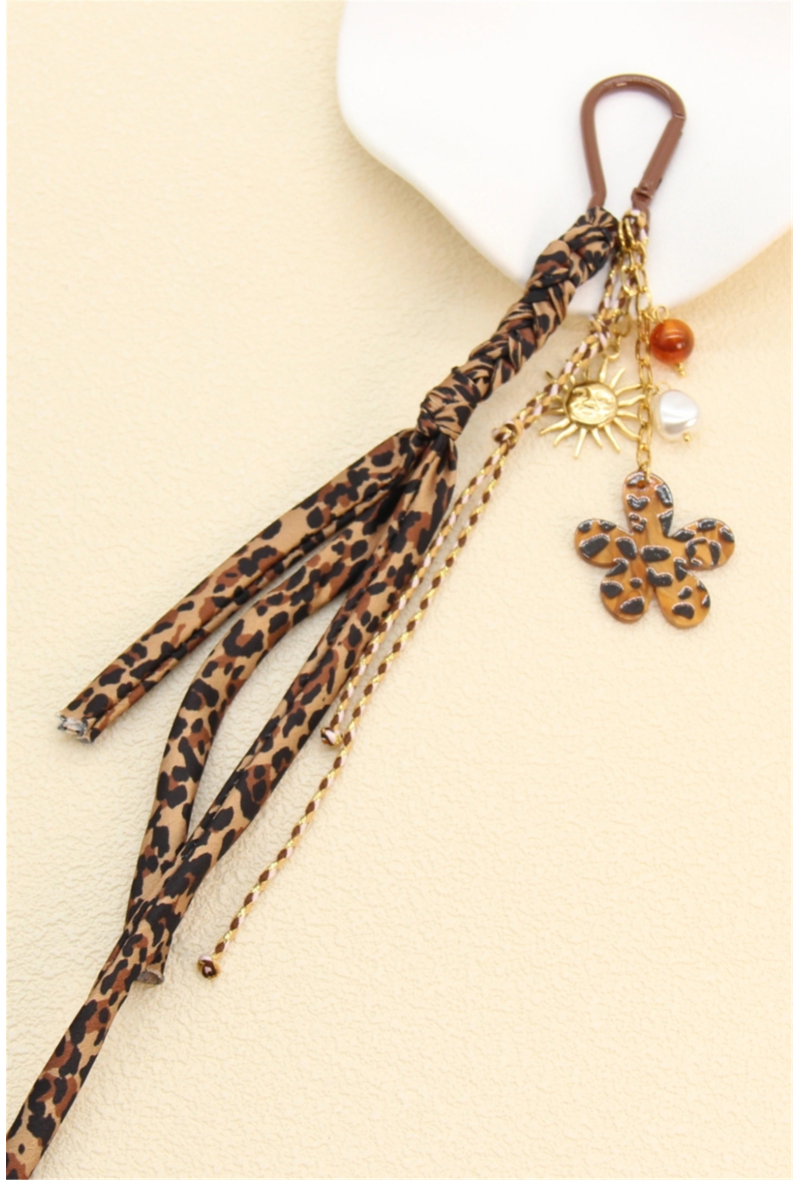 Porte-clés Léopard Fantaisie – Pompon Tissu & Breloques Soleil